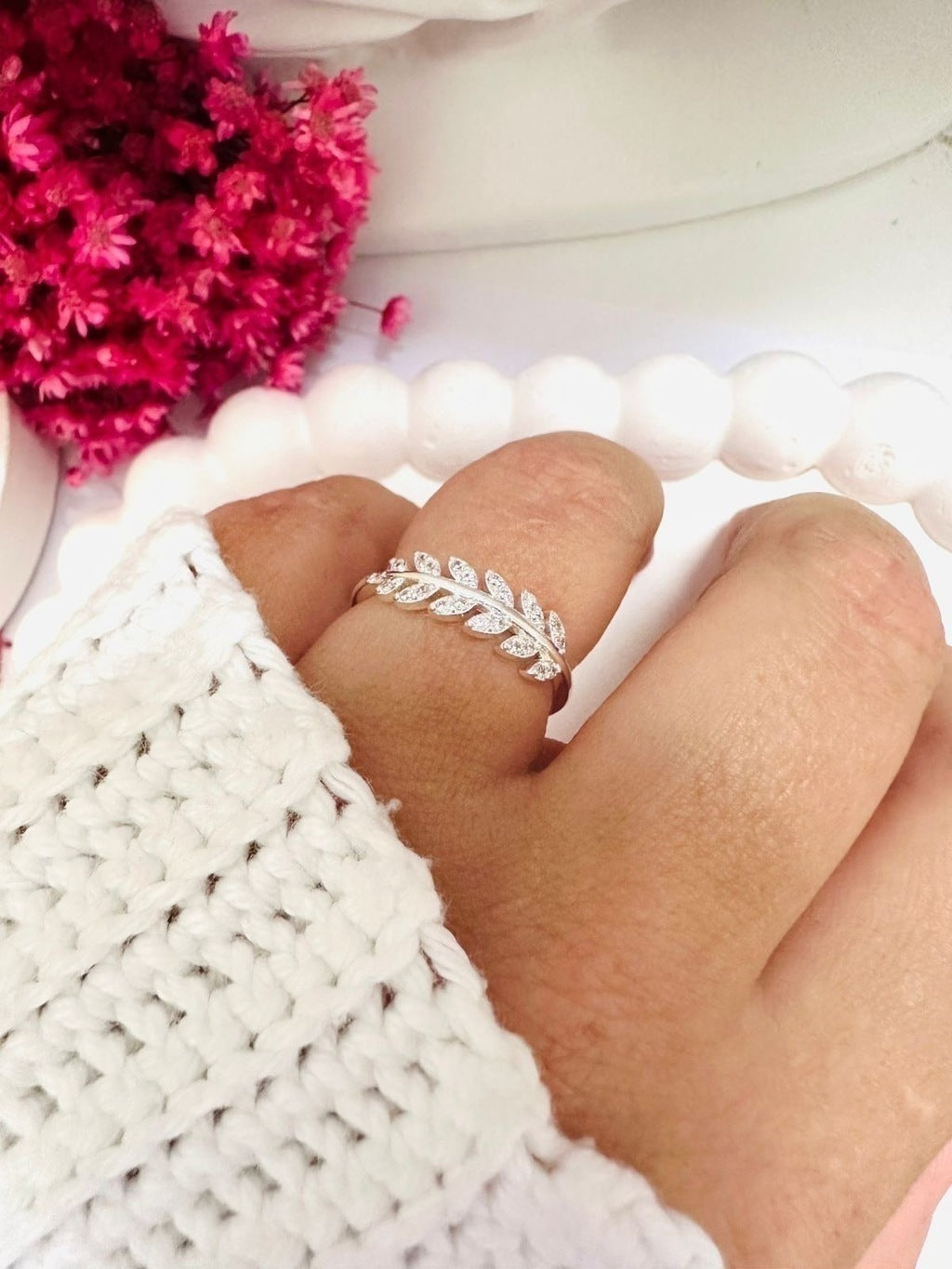 Anel Feminino Ramo de Folhas com Zircônias em Metal Banhado – Serenité