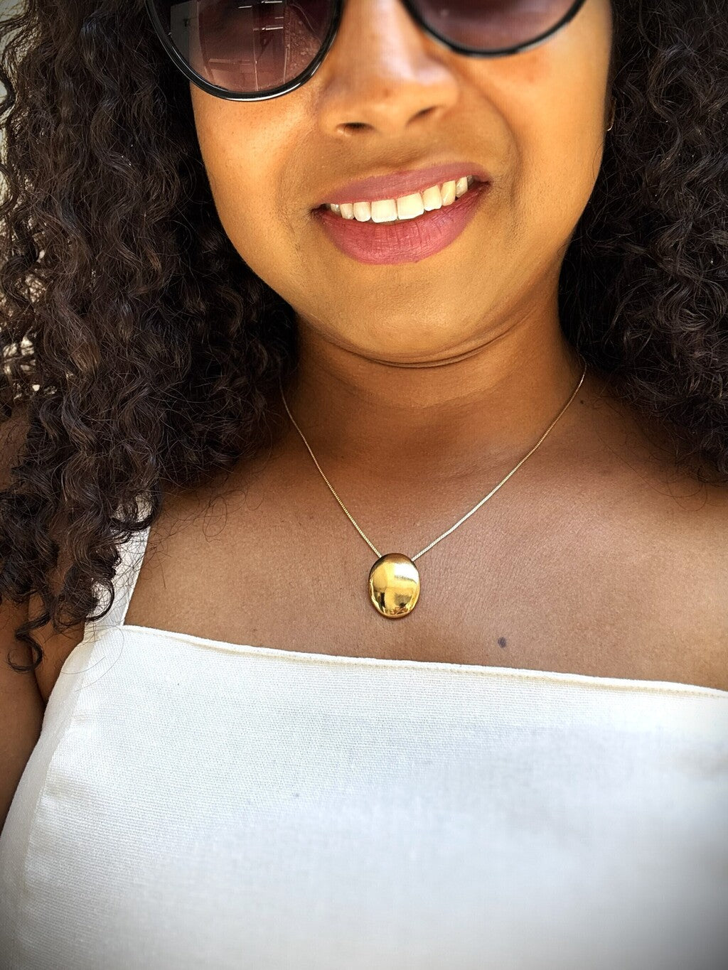 Colar Feminino Oval Minimalista com Pingente Liso Banho de Ouro 18K – Serenité