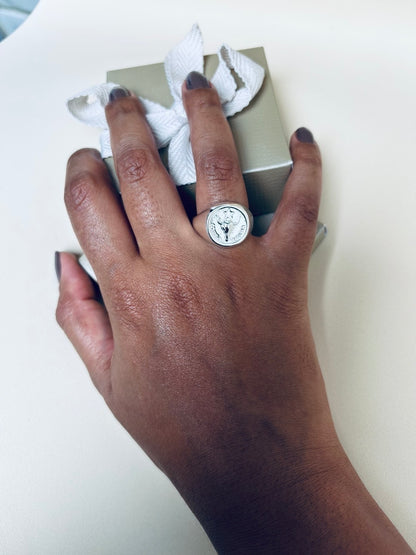Anel Feminino Signet Banho de Prata com Símbolo em Relevo – Serenité
