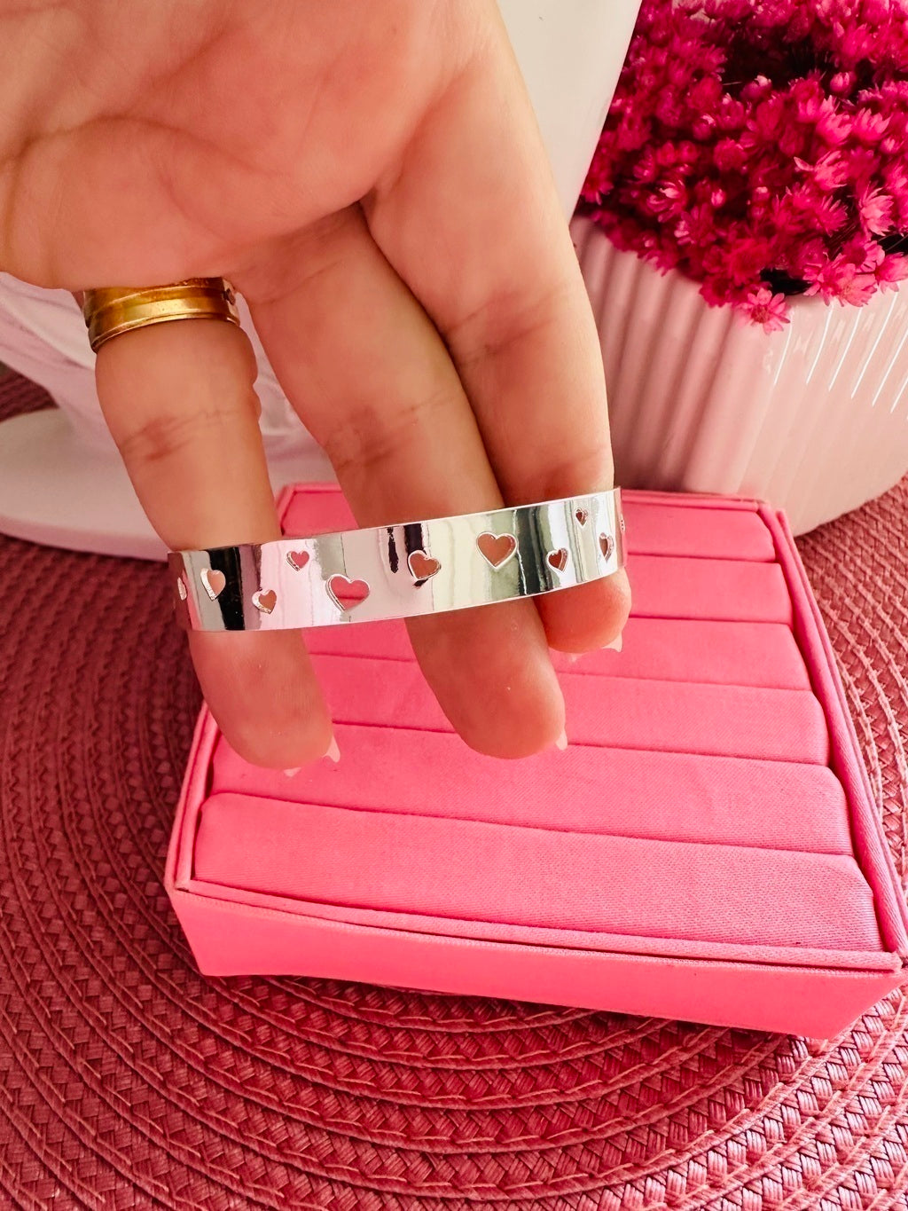 Bracelete Feminino Corações Vazados em Aço Inoxidável Polido – Serenité