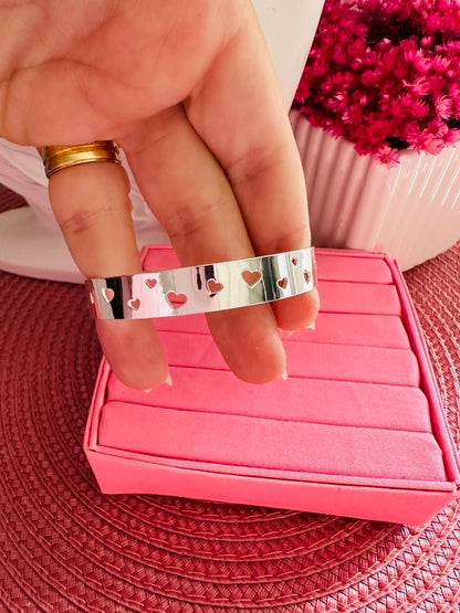 Bracelete Feminino Corações Vazados em Aço Inoxidável Polido – Serenité