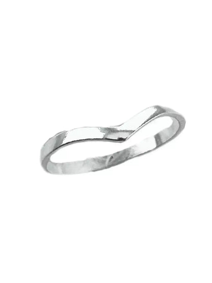 Anel Feminino Minimalista Ondulado com Banho de Prata – Serenité