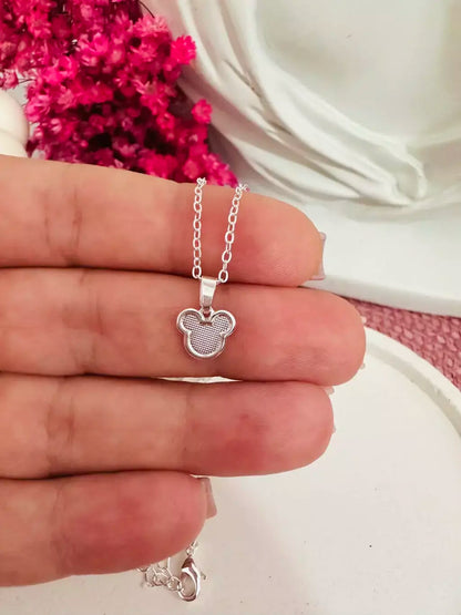 Colar Feminino Mickey com Pingente Delicado em Banho de Prata – Serenité
