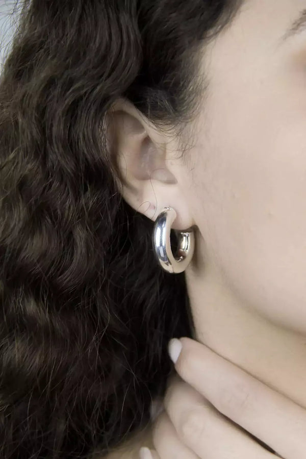 Brinco Argola Média Feminina Tubo com Banho de Prata – Serenité