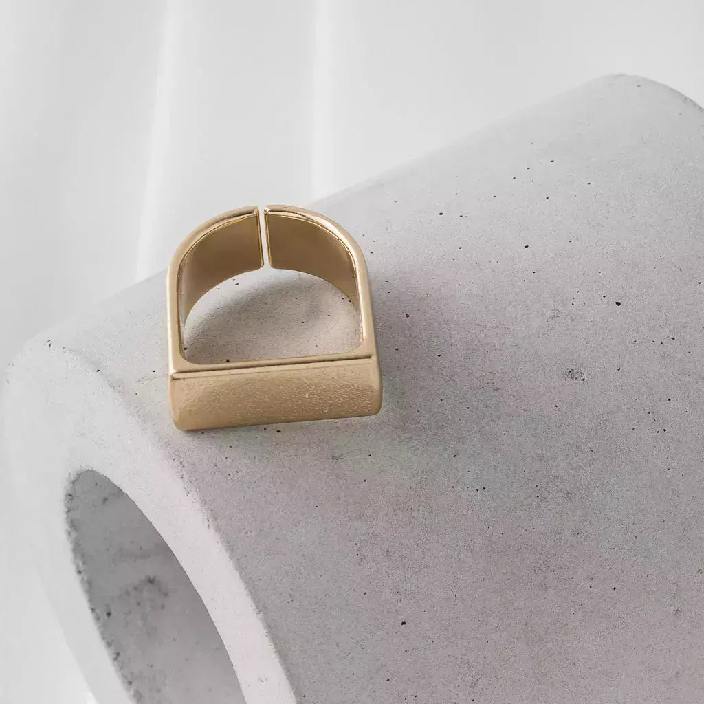 Anel Feminino Regulável Chapinha Texturizada em Metal Dourado – Serenité