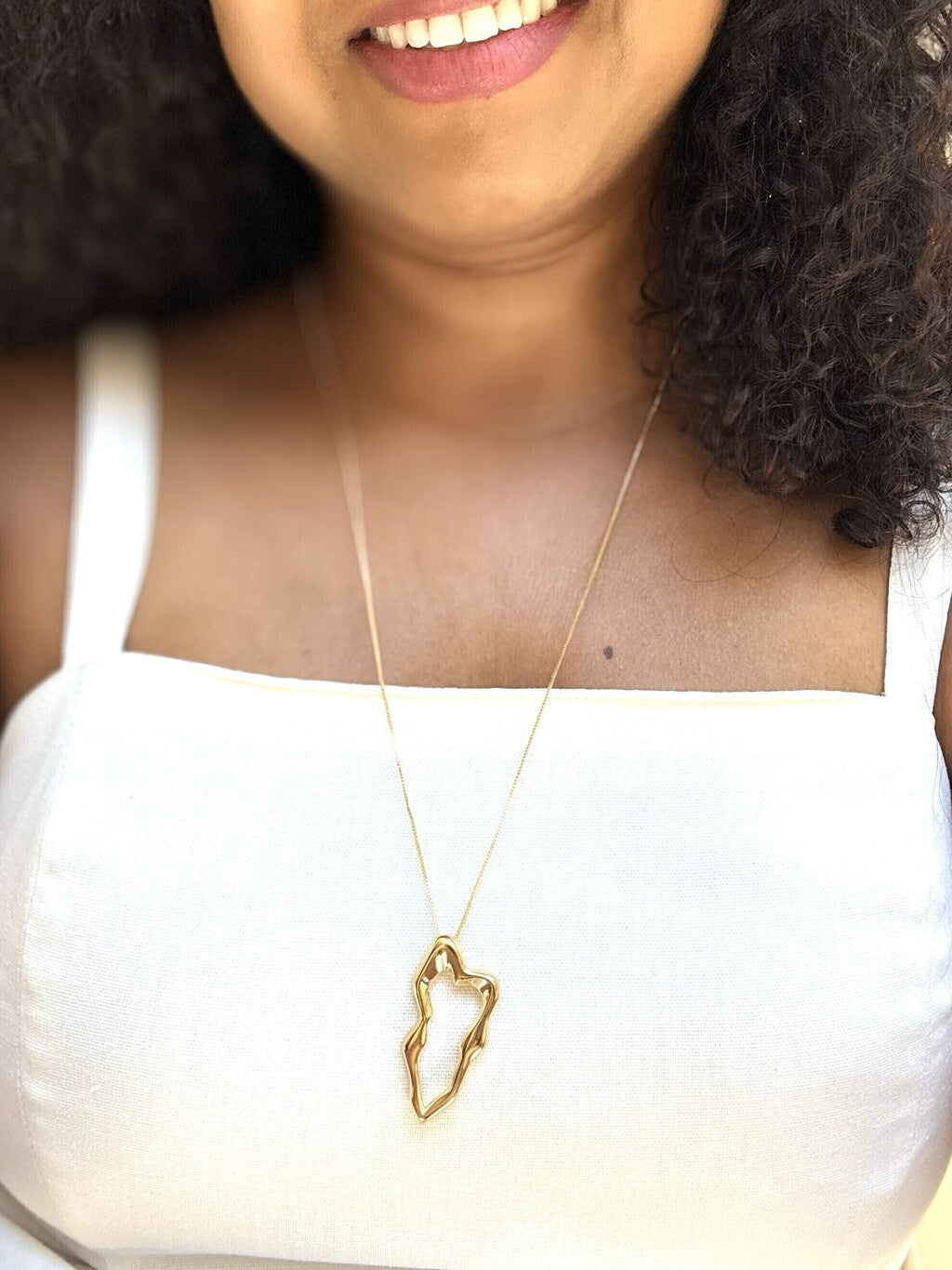 Colar Feminino Solare Banho de Ouro 18K com Pingente Orgânico – Serenité