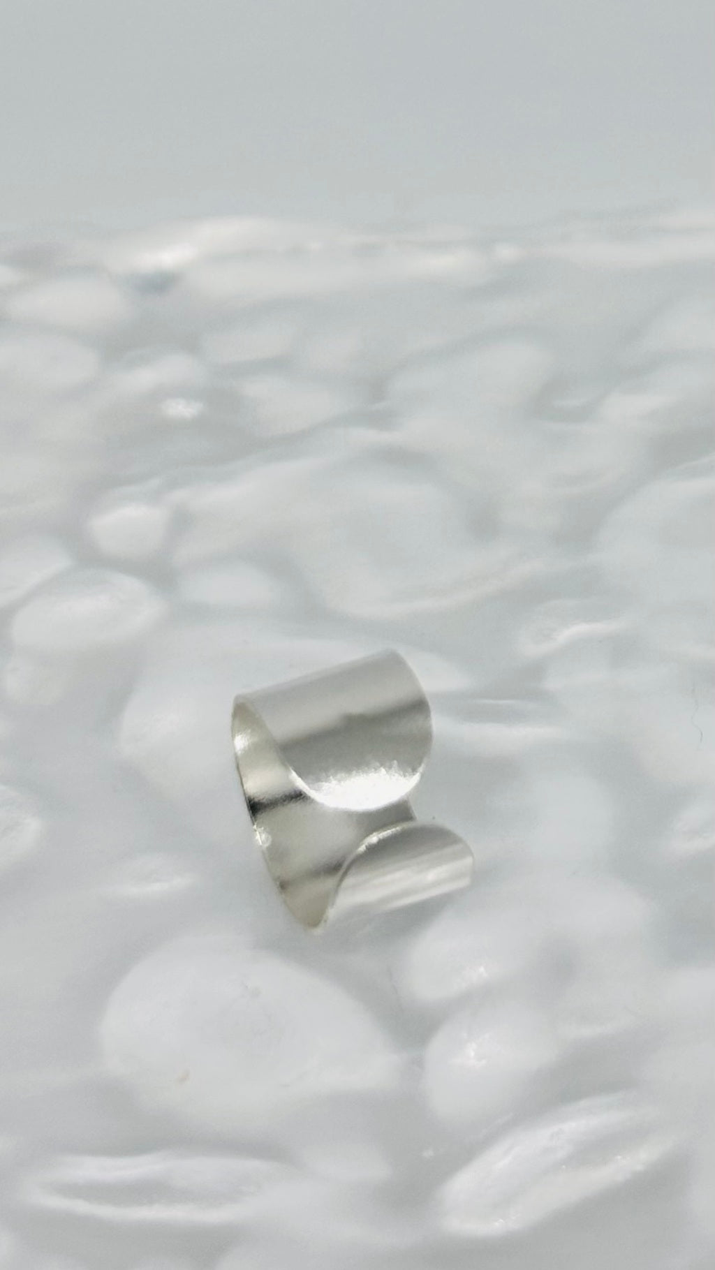 Piercing Fake Liso Unissex em Metal Prateado Ajustável – Serenité