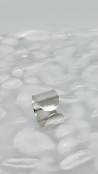 Piercing Fake Liso Unissex em Metal Prateado Ajustável – Serenité