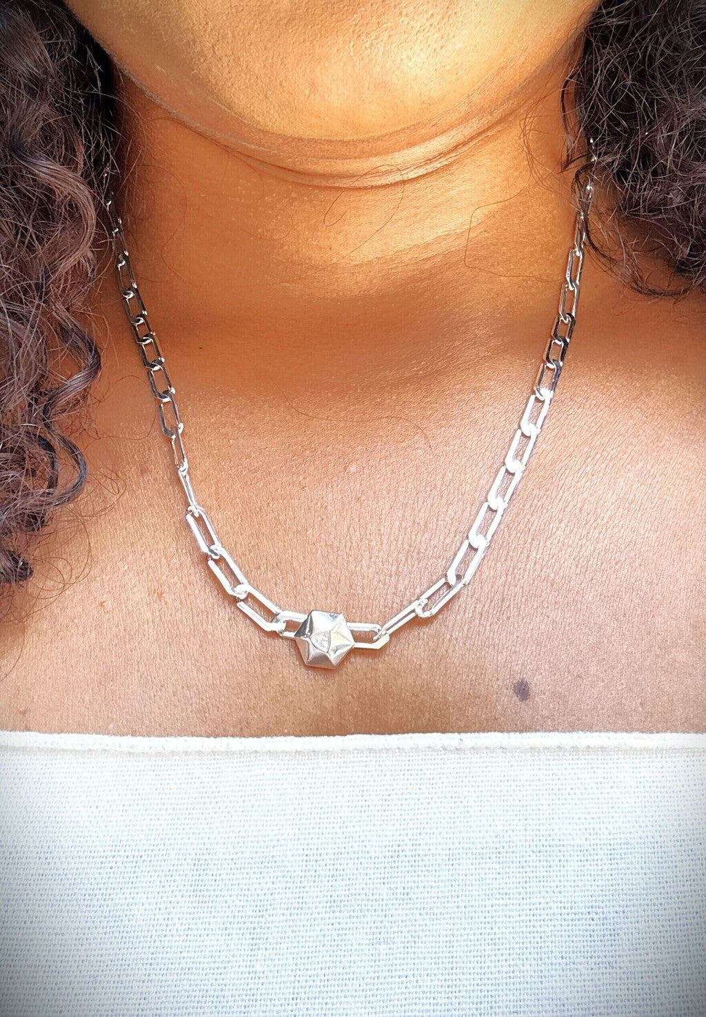 Colar Feminino Hexagonal Corrente Elo em Banho de Prata – Serenité