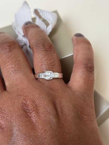 Anel Feminino Fivela Ajustável em Metal com Banho de Prata – Serenité