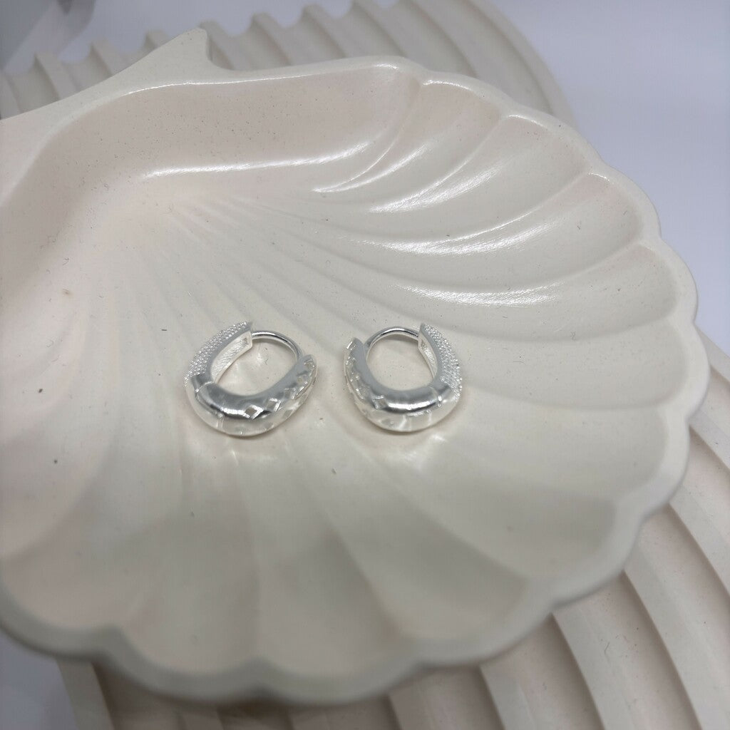 Argola Feminina Oval Diamantada com Zircônia em Banho de Prata – Serenité