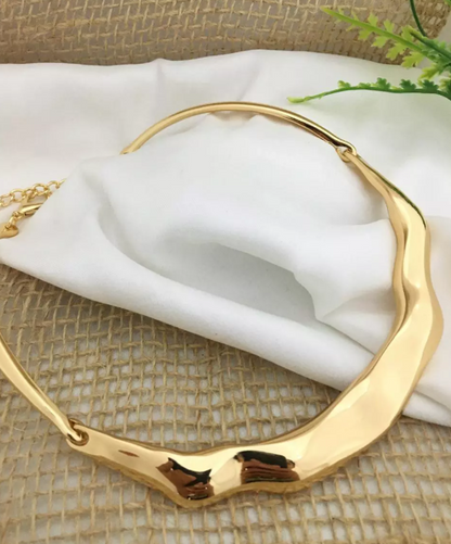 Colar Feminino Aro Rígido Ondulado em Metal Banho Dourado ou Prateado – Serenité