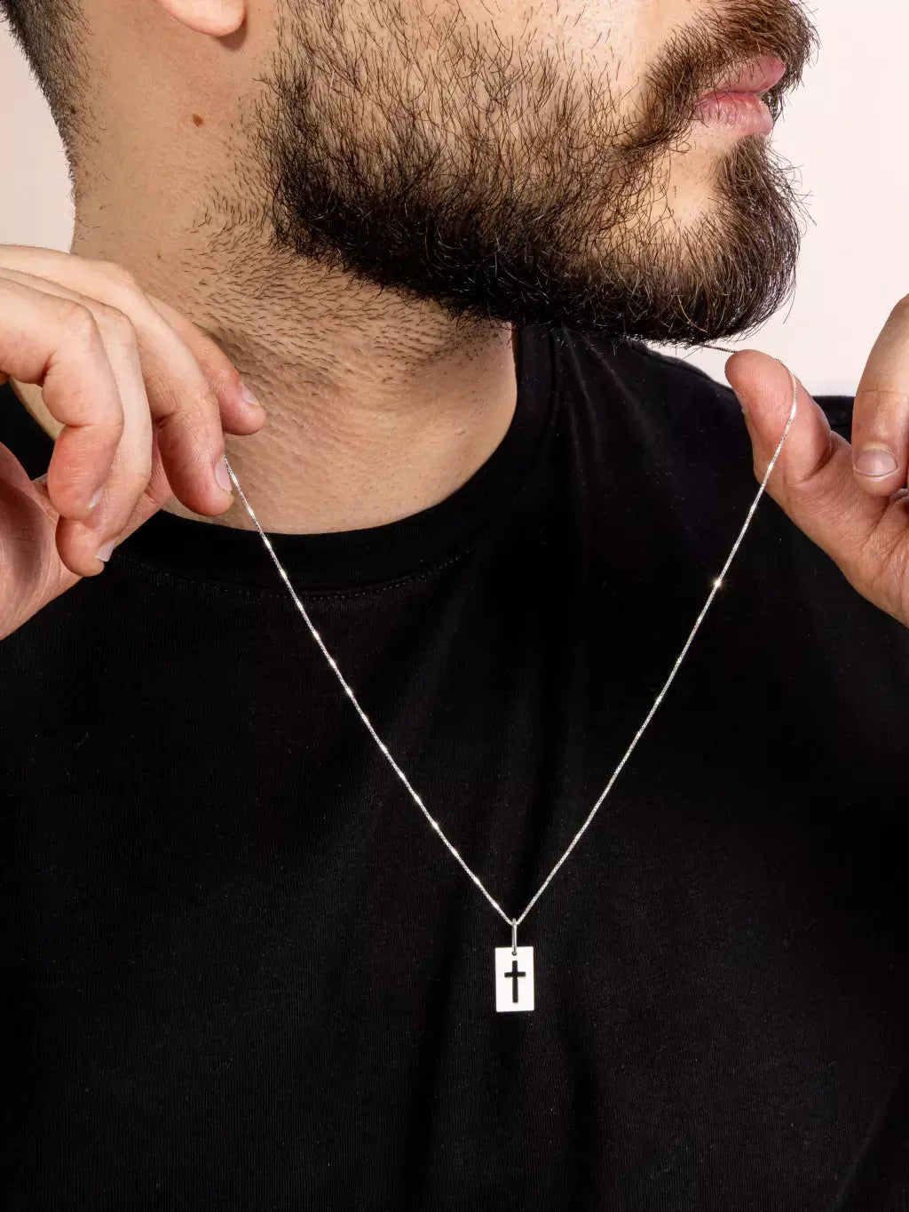Colar Masculino em Prata 925 com Pingente Placa Cruz Vazada – Serenité