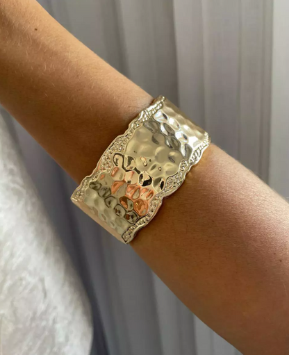 Bracelete Feminino Largo Martelado Banhado a Ouro – Serenité