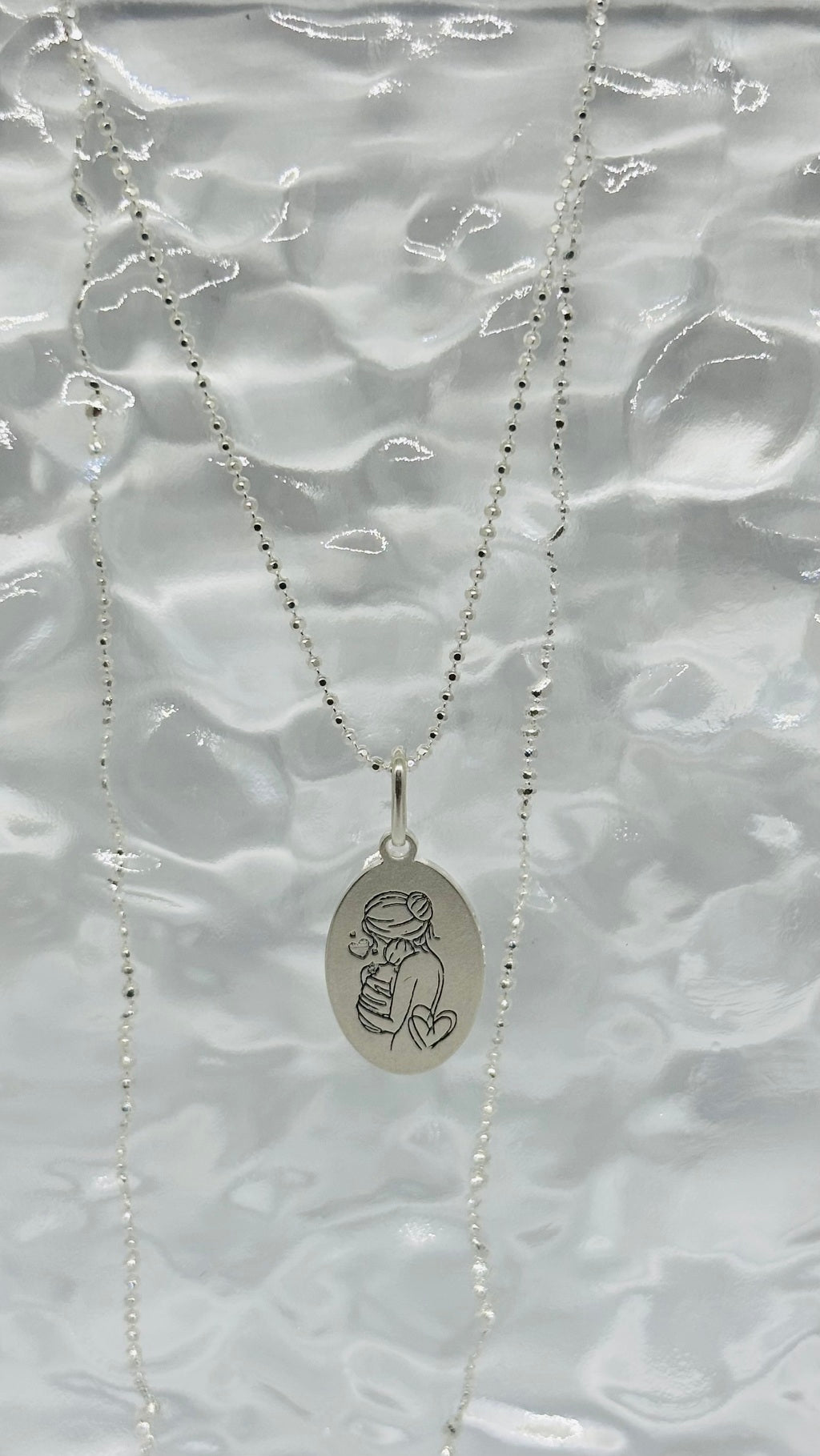 Colar Feminino Medalha Cuidados de Mãe em Prata Banhada – Serenité