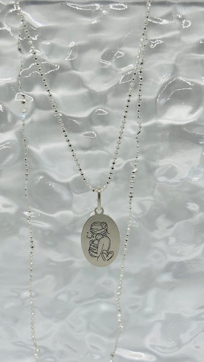 Colar Feminino Medalha Cuidados de Mãe em Prata Banhada – Serenité