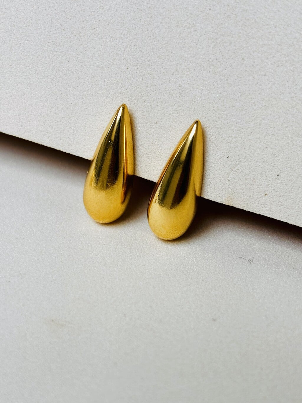 Brinco Feminino Gota Pequena Banho de Ouro 18K em Metal Hipoalergênico – Serenité