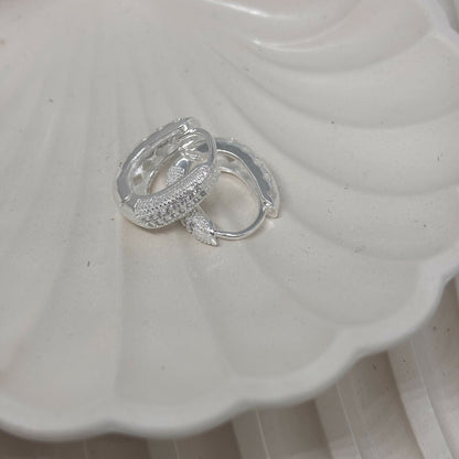Argola Feminina Oval Diamantada com Zircônia em Banho de Prata – Serenité