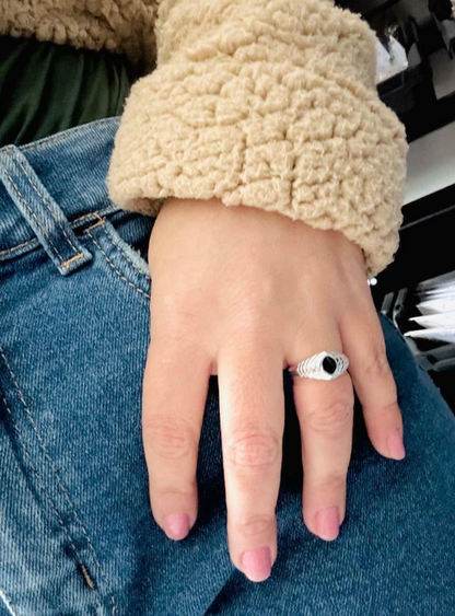 Anel Feminino Regulável com Coração Resinado em Metal Premium – Serenité