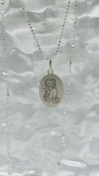 Colar Feminino Medalha Cuidados de Mãe em Prata Banhada – Serenité