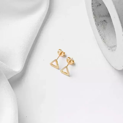 Brinco Feminino Pequeno Triângulo Vazado em Aço Dourado – Serenité