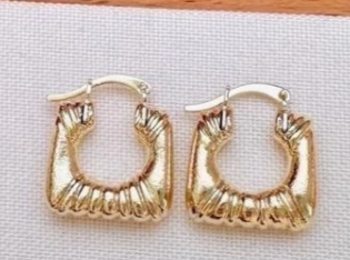 Brinco Feminino Argola Quadrada Minimalista com Banho de Ouro – Serenité