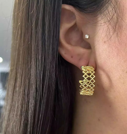 Brinco Argola Feminina Média Vazado Zig Zag em Banho Dourado – Serenité