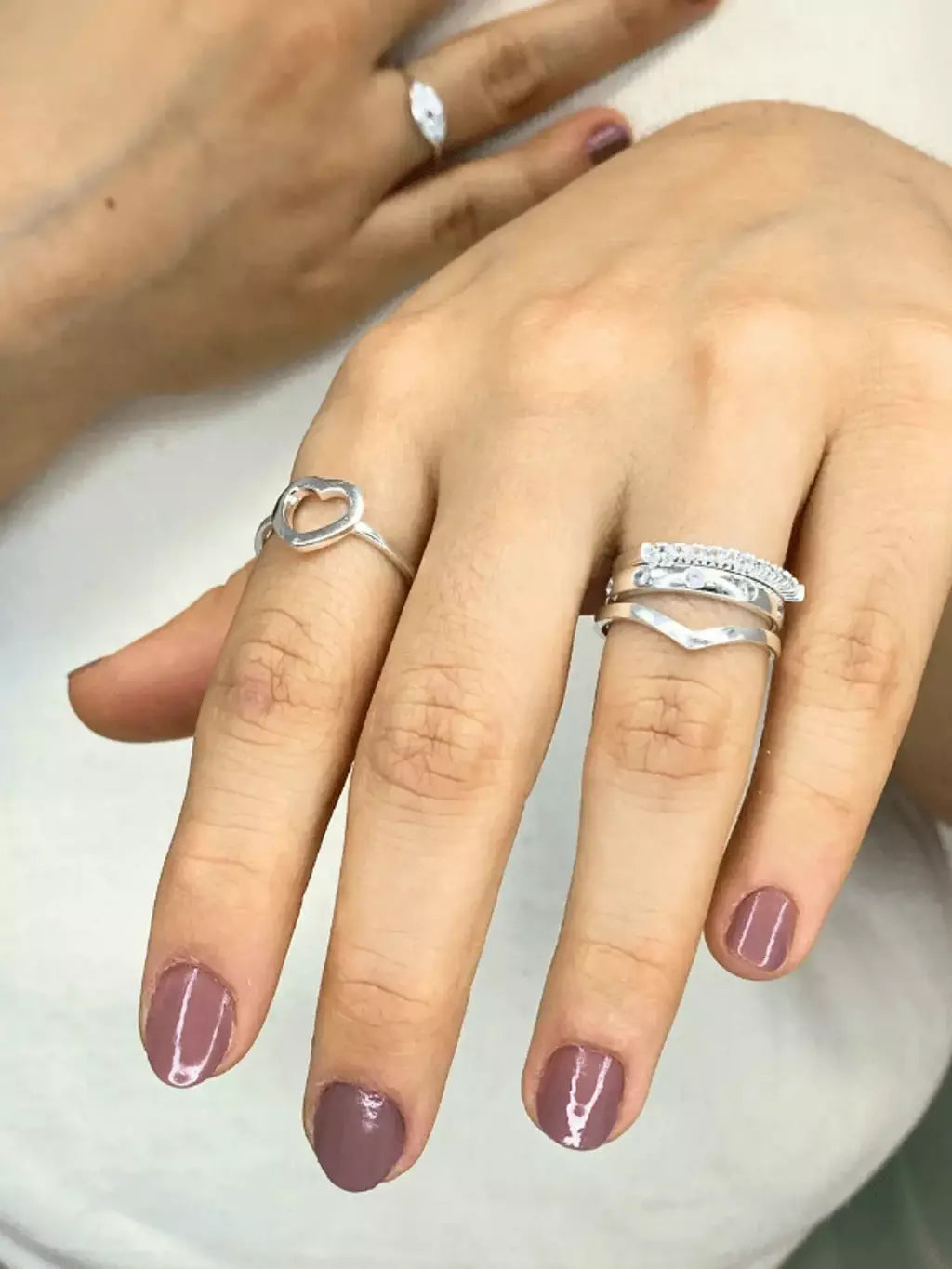 Anel Feminino Minimalista Ondulado com Banho de Prata – Serenité