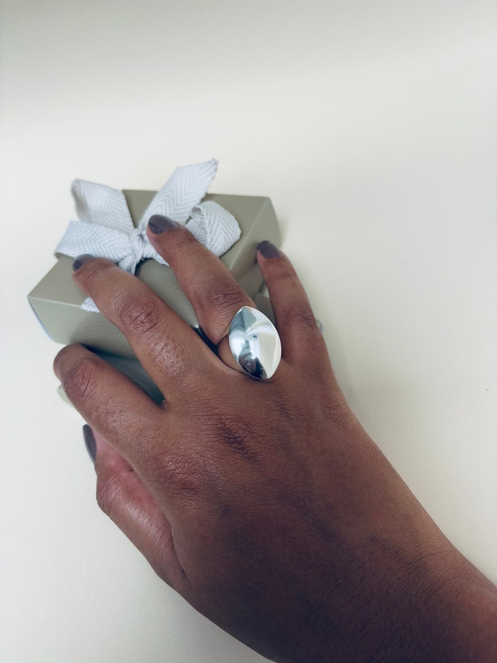 Anel Feminino Ajustável Banhado a Prata com Design Orgânico Polido – Serenité