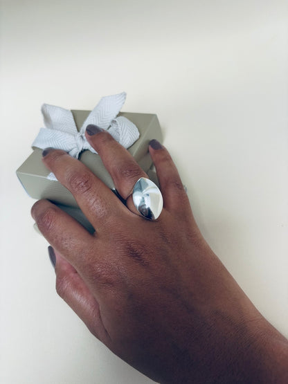 Anel Feminino Ajustável Banhado a Prata com Design Orgânico Polido – Serenité