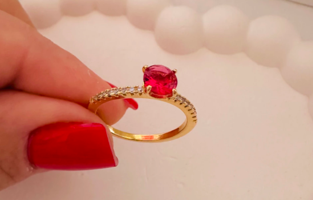 Anel Feminino Solitário com Zircônia Fúcsia e Banho Dourado – Serenité