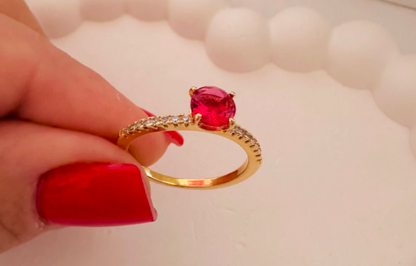 Anel Feminino Solitário com Zircônia Fúcsia e Banho Dourado – Serenité