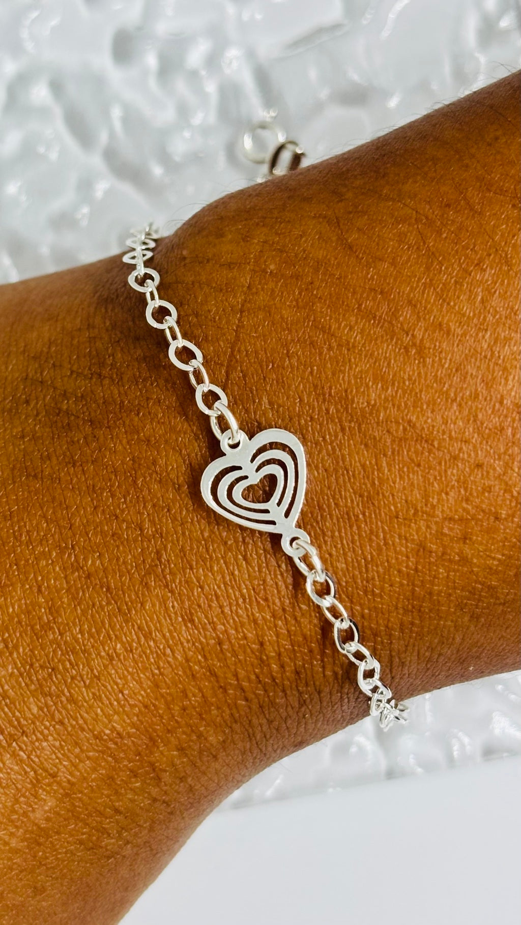 Pulseira Feminina Coração Vazado em Metal Hipoalergênico – Serenité