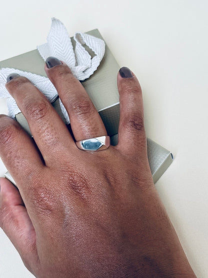 Anel Feminino Obelisco em Metal com Banho de Prata – Serenité