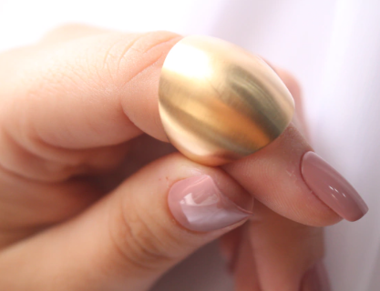 Anel Feminino Côncavo Fosco em Metal Dourado Antialérgico – Serenité