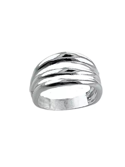 Anel Feminino Largo Texturizado em Metal com Banho de Prata – Serenité