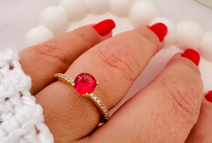 Anel Feminino Solitário com Zircônia Fúcsia e Banho Dourado – Serenité