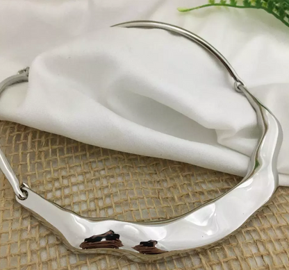 Colar Feminino Aro Rígido Ondulado em Metal Banho Dourado ou Prateado – Serenité