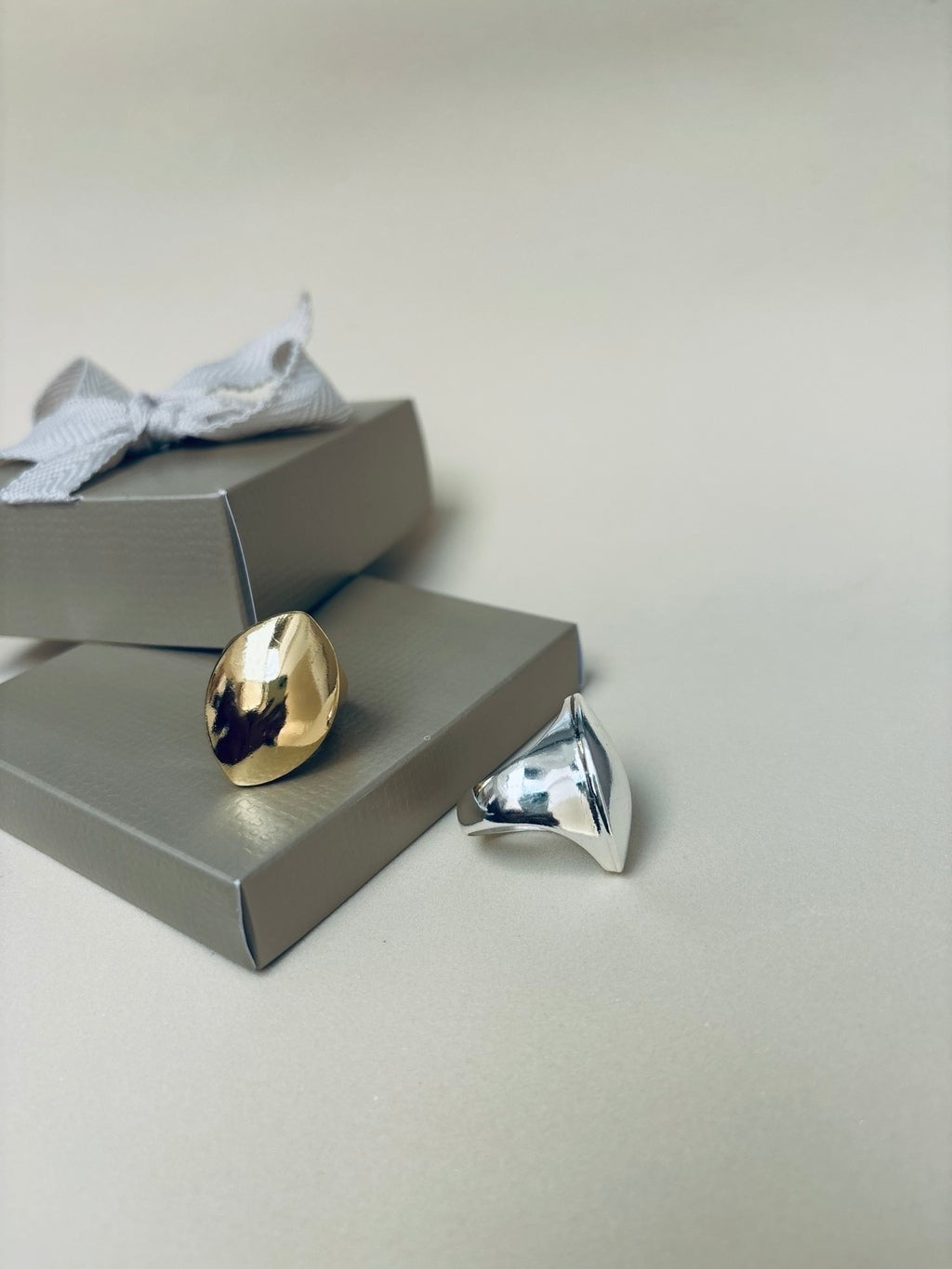 Anel Feminino Oval Bombê Banhado a Ouro 18K em Metal Hipoalergênico – Serenité