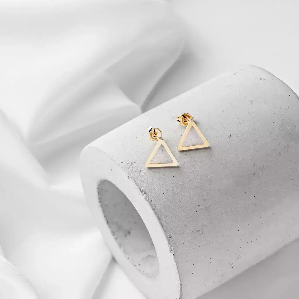 Brinco Feminino Triângulo Médio Minimalista em Metal Dourado – Serenité