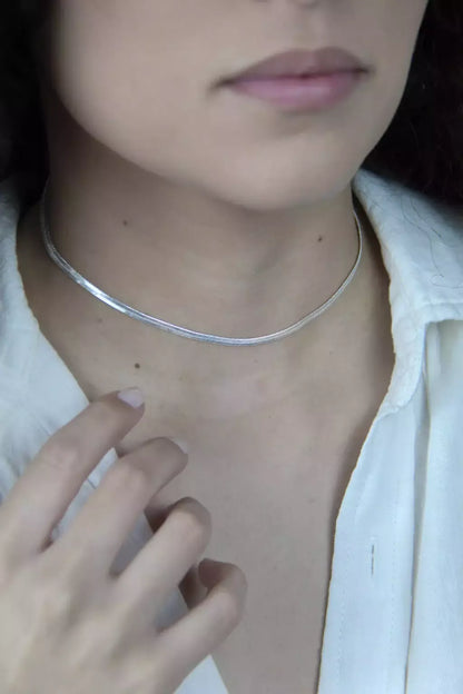 Colar Choker Feminino Liso Fino em Metal com Banho de Prata – Serenité