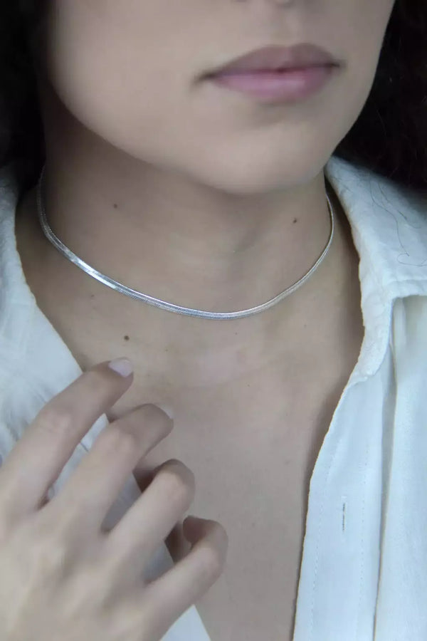 Colar Choker Feminino Liso Fino em Metal com Banho de Prata – Serenité
