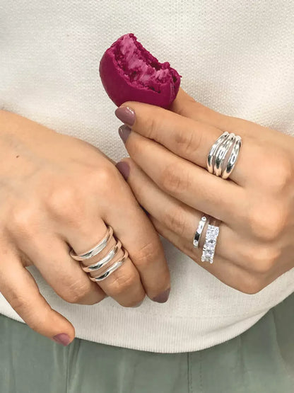 Anel Feminino Largo Texturizado em Metal com Banho de Prata – Serenité