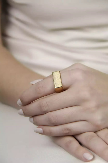 Anel Feminino Regulável Chapinha Texturizada em Metal Dourado – Serenité