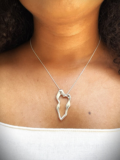 Colar Feminino Solare Banho de Prata com Pingente Orgânico Minimalista – Serenité