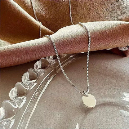 Colar Feminino Minimalista com Pingente Redondo em Banho de Prata – Serenité