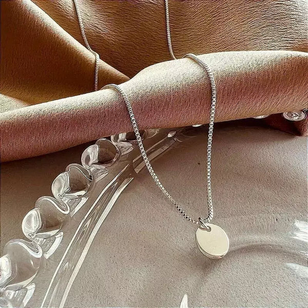 Colar Feminino Minimalista com Pingente Redondo em Banho de Prata – Serenité