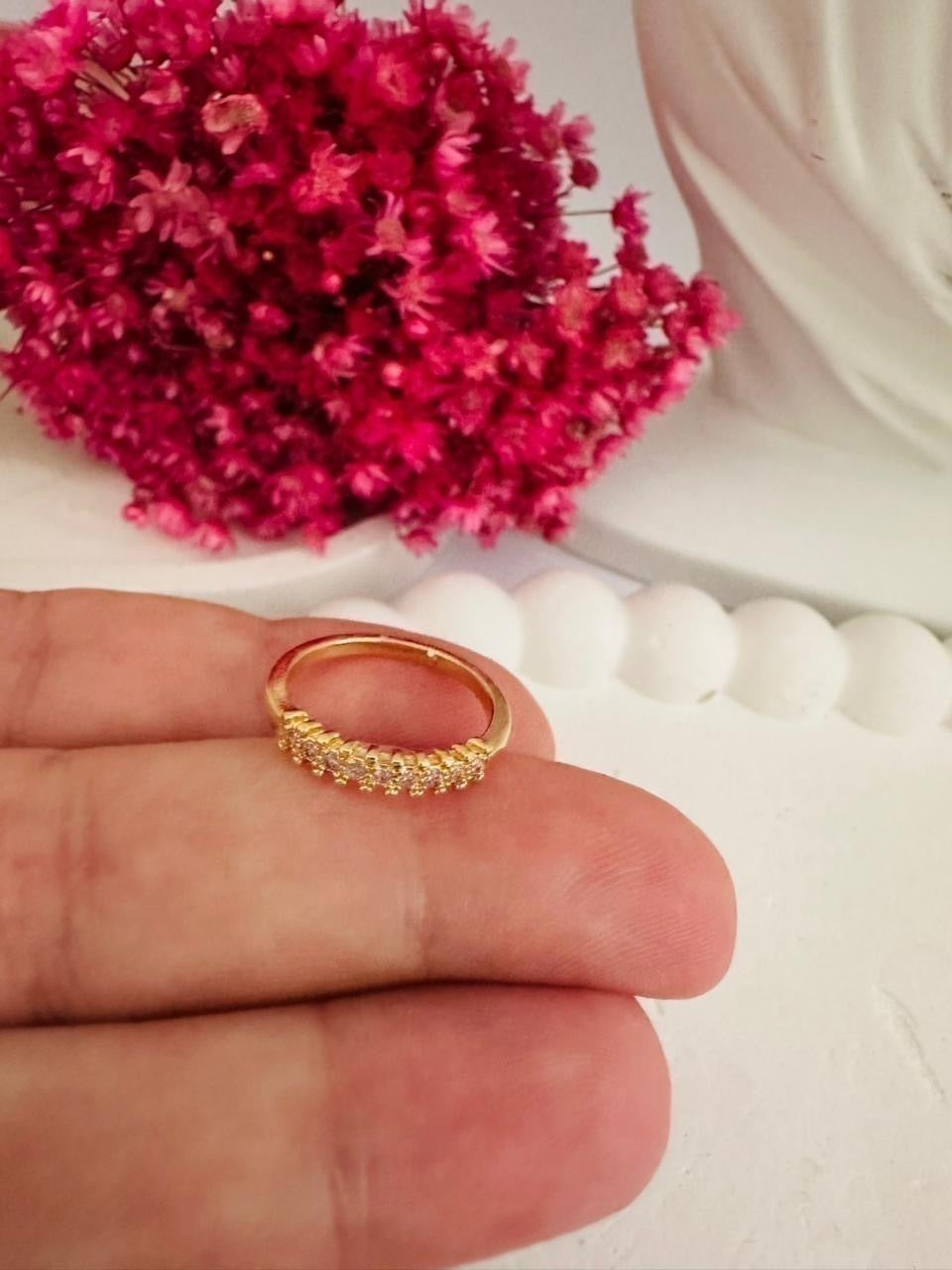 Anel Feminino de Falange com Zircônias Cravejadas em Banho Dourado – Serenité