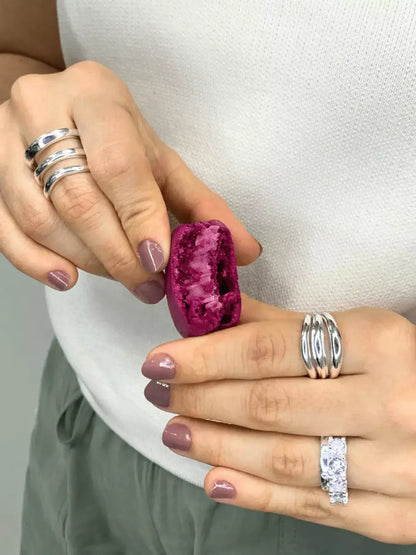 Anel Feminino Largo Texturizado em Metal com Banho de Prata – Serenité