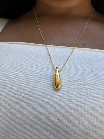 Colar Feminino Gota Alongada com Banho de Ouro 18K – Serenité